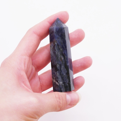 Wierzchołek obelisku z sodalitu nr 016 – zbliżenie na piramidalne zwieńczenie i marmurkowy wzór minerału.