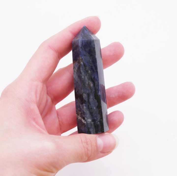 Wierzchołek obelisku z sodalitu nr 016 – zbliżenie na piramidalne zwieńczenie i marmurkowy wzór minerału.