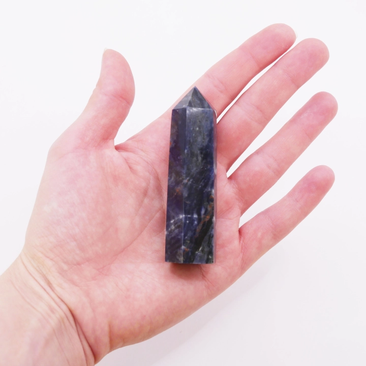 Pionowy okaz sodalitu nr 016 – widok na lśniące płaszczyzny boczne i stabilną, dociętą podstawę.