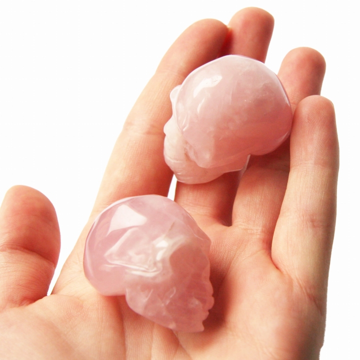 Czaszki z kwarcu różowego.