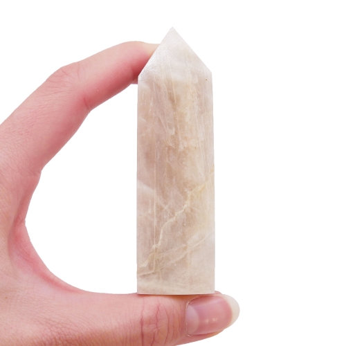 Polerowany obelisk z kamienia księżycowego o mlecznej barwie na białym tle.