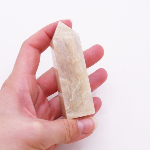 Wieża z naturalnego kamienia księżycowego ukazująca błękitną poświatę (adularyzację).