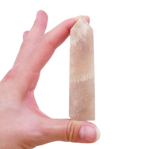 Polerowany obelisk z kamienia księżycowego o perłowym połysku na białym tle.