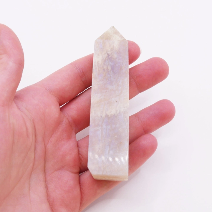 Zbliżenie na strukturę obelisku z kamienia księżycowego, widoczne naturalne inkluzje.