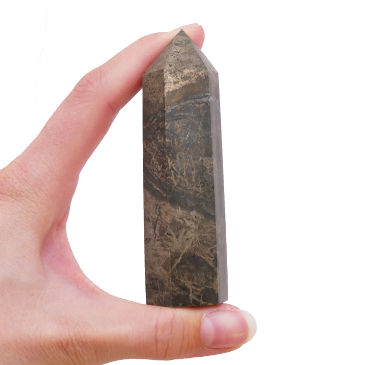 Obelisk z pirytu nr 014 – lśniąca, złocista bryła o intensywnym metalicznym połysku.