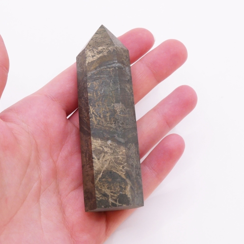 Wierzchołek pirytowego obelisku nr 014 – zbliżenie na precyzyjny szlif i mosiężno-żółtą barwę minerału.