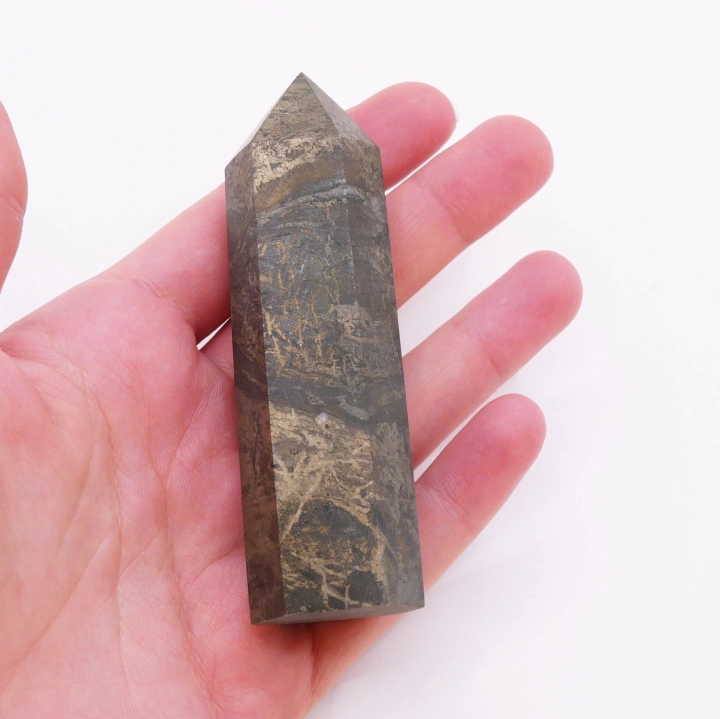 Wierzchołek pirytowego obelisku nr 014 – zbliżenie na precyzyjny szlif i mosiężno-żółtą barwę minerału.