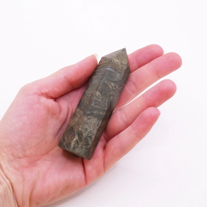 Podstawa obelisku z pirytu nr 014 – szeroki dół zapewniający stabilność ciężkiej, metalicznej bryły.