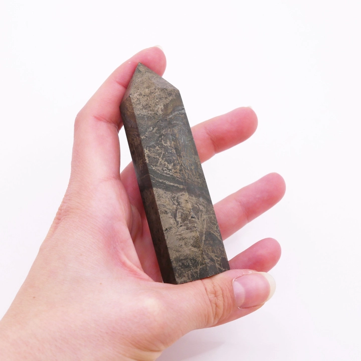 Pionowy okaz pirytu nr 014 – widok na gładkie, wypolerowane ściany odbijające światło.