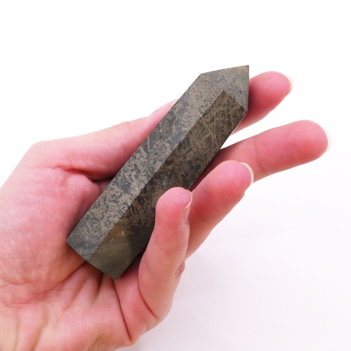 Wierzchołek pirytowego obelisku nr 015 – zbliżenie na piramidalny szczyt i lustrzany, złocisty połysk.