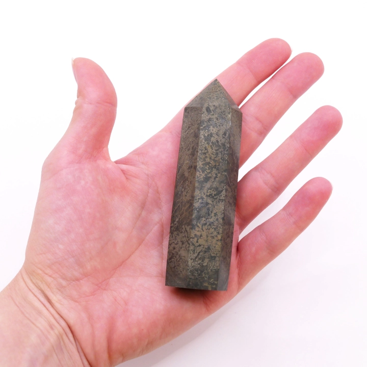 Profil boczny pirytu nr 015 – gładkie, profesjonalnie wypolerowane płaszczyzny odbijające światło.