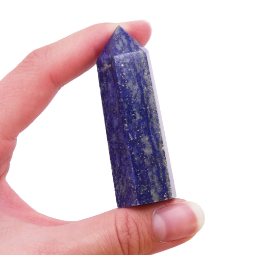 Polerowany obelisk z lapisu lazuli – kamień o intensywnie niebieskiej barwie