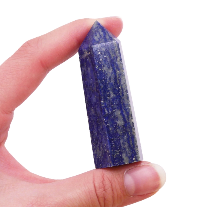 Polerowany obelisk z lapisu lazuli – kamień o intensywnie niebieskiej barwie