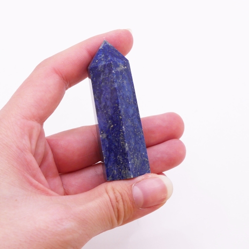 Smukły obelisk z lapisu lazuli – kamień o głębokim kolorze i złotych drobinkach