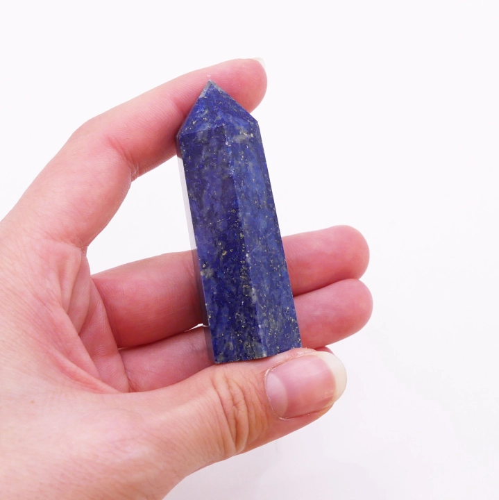 Smukły obelisk z lapisu lazuli – kamień o głębokim kolorze i złotych drobinkach
