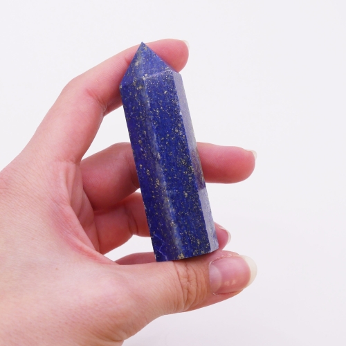 Lapis lazuli kamień – obelisk w głębokim odcieniu niebieskiego z pirytowymi inkluzjami