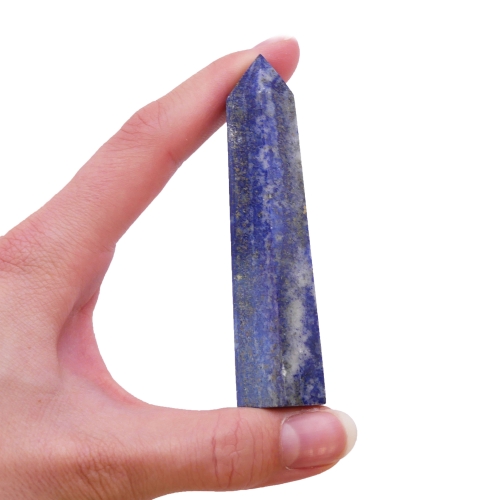 Lapis lazuli obelisk – elegancka forma kolekcjonerska z naturalnymi inkluzjami
