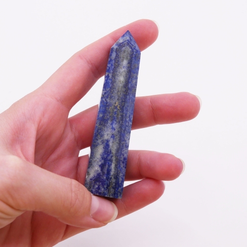 Naturalny lapis lazuli – dekoracyjny obelisk z pirytowymi refleksami