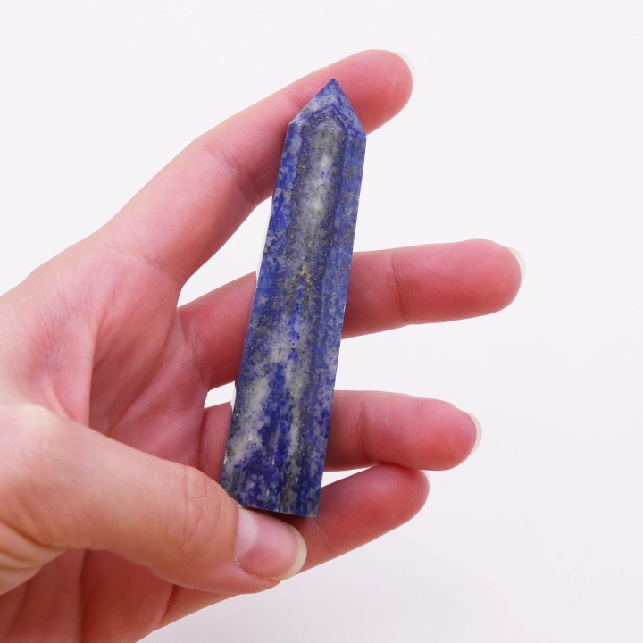 Naturalny lapis lazuli – dekoracyjny obelisk z pirytowymi refleksami