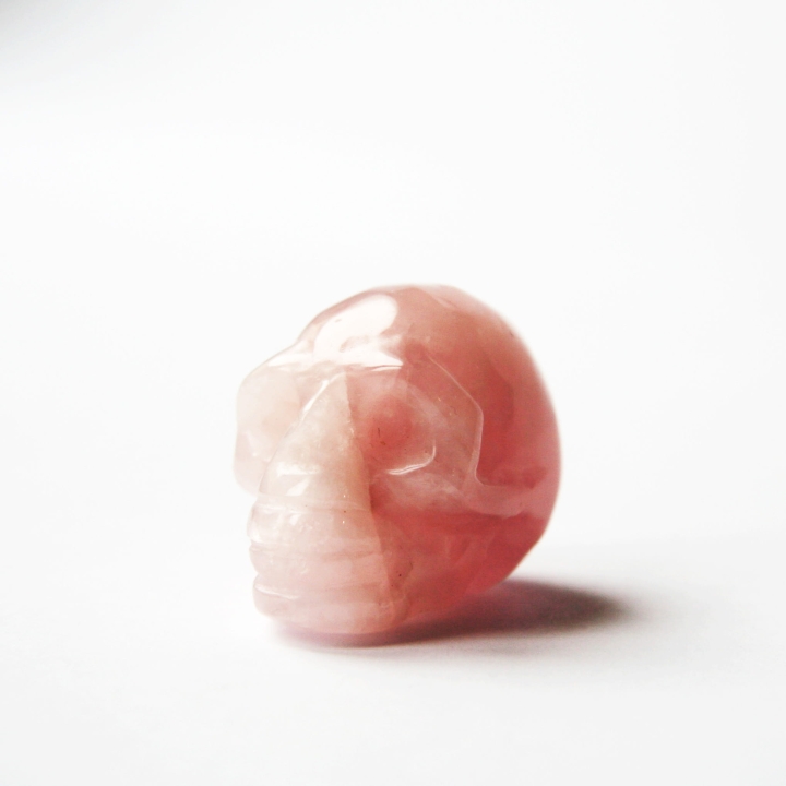 Czaszka wykonana z kwarcu różowego - idealna dla kolekcjonerów kamieni szlachetnych.