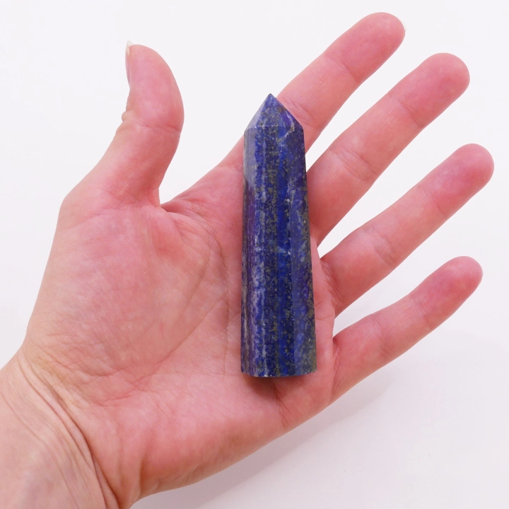 Dekoracyjny obelisk lapis lazuli – polerowany kamień o intensywnej barwie