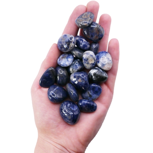 Gładki, niebieski otoczak sodalitu o rozmiarze 25-30 mm z wyraźnym, białym użyleniem kalcytu.