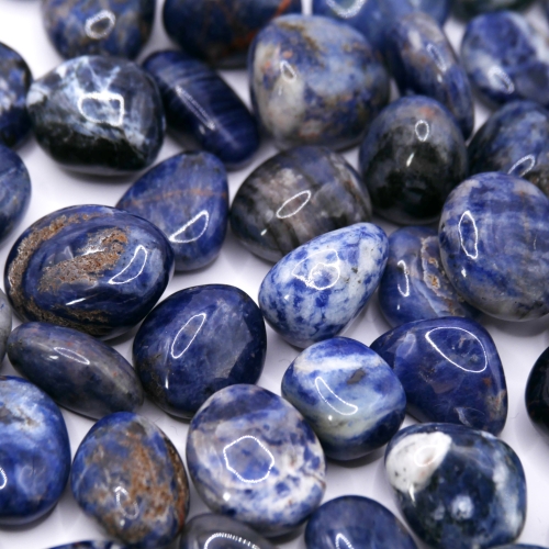 Zbliżenie na naturalny sodalit 25-30 mm – lśniąca powierzchnia i marmurkowa struktura minerału.