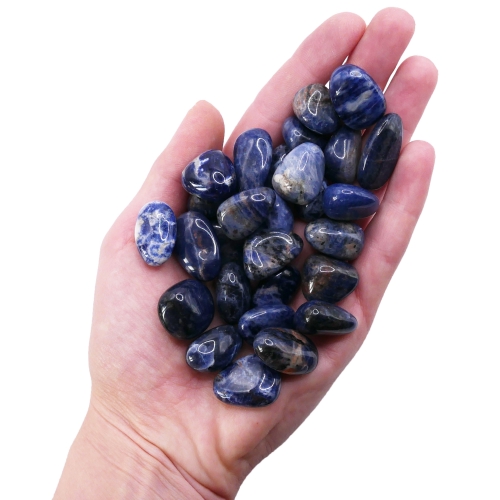 Naturalny sodalit polerowany o rozmiarze 1,5-2 cm z charakterystycznymi jasnymi inkluzjami.