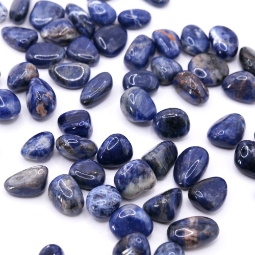 Gładki kamień sodalitu o nasyconej błękitnej barwie, wielkość 15-20 mm, idealny do kolekcji.