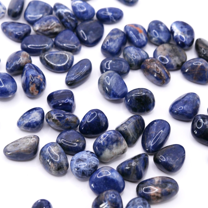 Gładki kamień sodalitu o nasyconej błękitnej barwie, wielkość 15-20 mm, idealny do kolekcji.