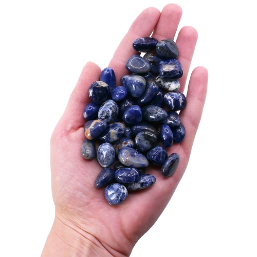 Mały, lśniący otoczak sodalitu o wielkości 10-15 mm w odcieniach królewskiego błękitu i bieli.