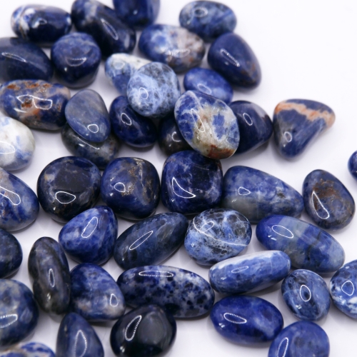 Polerowany kamień sodalitu o średnicy ok. 1 cm z naturalnym, kontrastowym wzorem warstwowym.