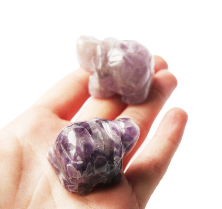 Figurka żółwia wykonana z naturalnego ametystu.