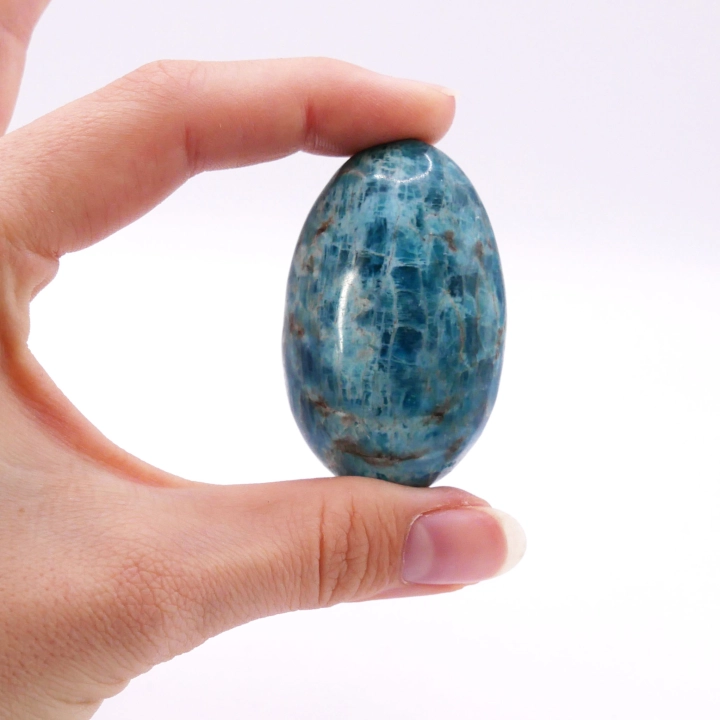 Zbliżenie na naturalne spękania i strukturę powierzchni kamienia apatytu nr 011.