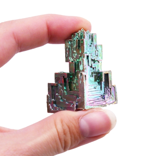 Tęczowy kryształ bizmutu o geometrycznej, schodkowej strukturze.