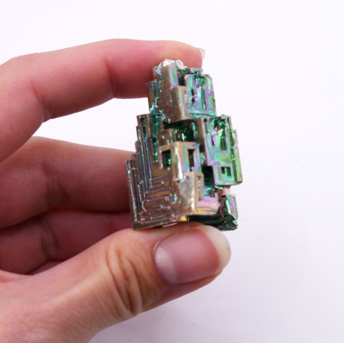 Kryształ bizmutu szkieletowego (hopper) z opalizującą powierzchnią.