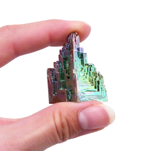 Metaliczny połysk i tęczowe kolory na krysztale bizmutu szkieletowego.