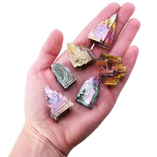 Tęczowy kryształ bizmutu o rozmiarze 25-35 mm – widoczna geometryczna struktura schodkowa.