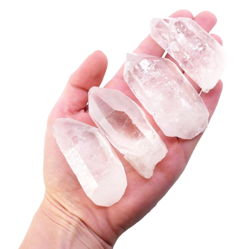 Surowy monokryształ kryształu górskiego o długości 60-70 mm z naturalnym wierzchołkiem.