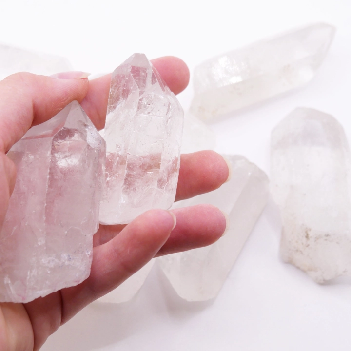 Szpic kryształu górskiego ukazujący przezroczystą strukturę i naturalne inkluzje wewnątrz.