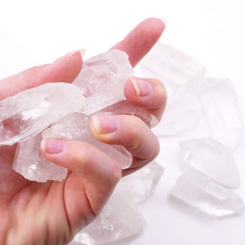 Kryształ górski surowy monokryształ – zbliżenie na naturalny wierzchołek i pionowe prążkowanie ścian.