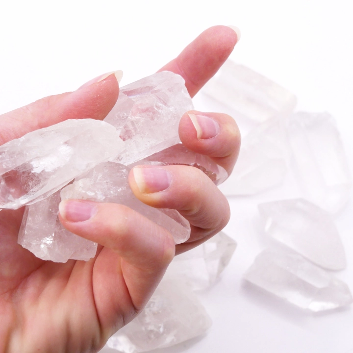 Kryształ górski surowy monokryształ – zbliżenie na naturalny wierzchołek i pionowe prążkowanie ścian.