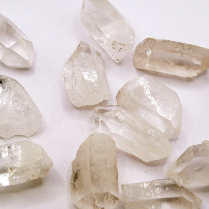 Szpic kwarcu bezbarwnego – surowa bryła o geometrycznym kształcie i ostrych krawędziach.