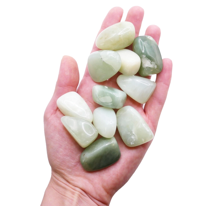 Polerowany otoczak jadeitu chińskiego 25-30 mm – gładki kamień o jasnozielonej, mlecznej barwie.