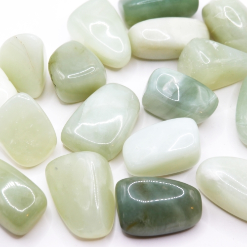 Jadeit chiński polerowany – zbliżenie na naturalną, delikatnie ziarnistą strukturę minerału.