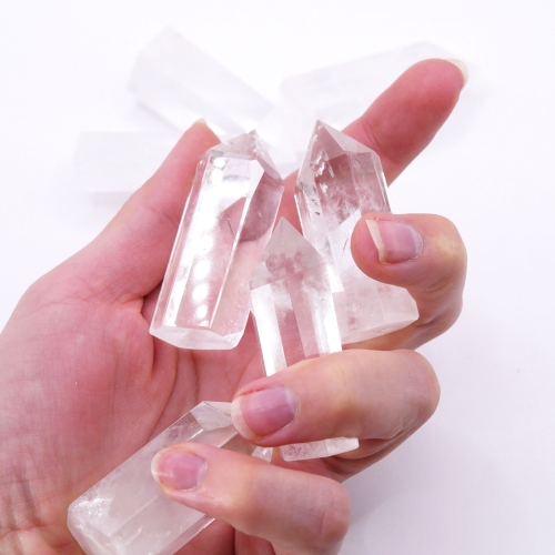 Wieże z naturalnego kryształu górskiego z ostro zakończonymi wierzchołkami.