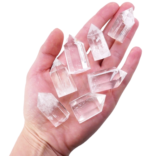 Obelisk z kryształu górskiego o wysokości 35-40 mm – kompaktowa, polerowana wieża.