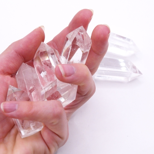 Kryształowy obelisk 3,5–4 cm – zbliżenie na ostry wierzchołek i naturalne inkluzje wewnątrz kwarcu.