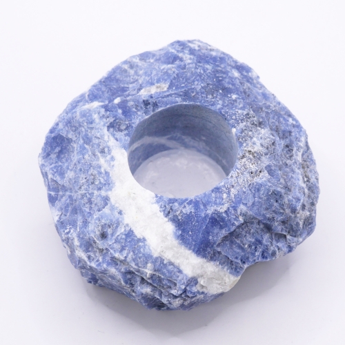 Świecznik z sodalitu nr 015 – surowa, niebieska bryła kamienia z otworem na tealight.