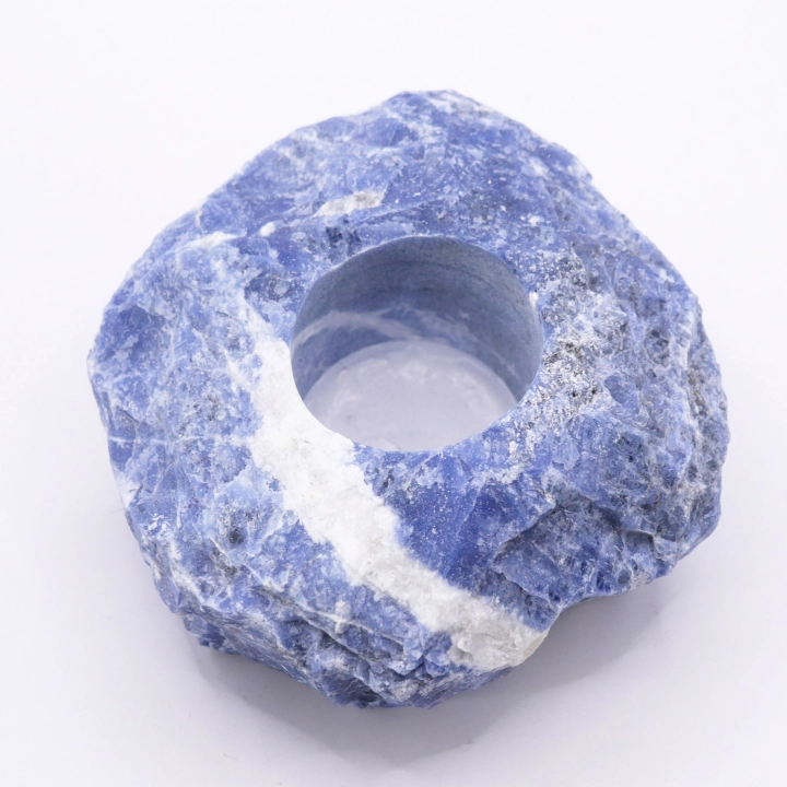 Świecznik z sodalitu nr 015 – surowa, niebieska bryła kamienia z otworem na tealight.